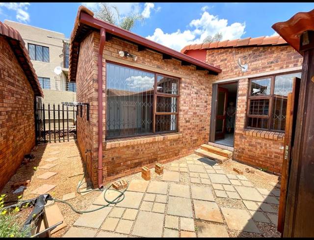 2 BEDROOM TOWNHOUSE FOR SALE IN RANGEVIEW